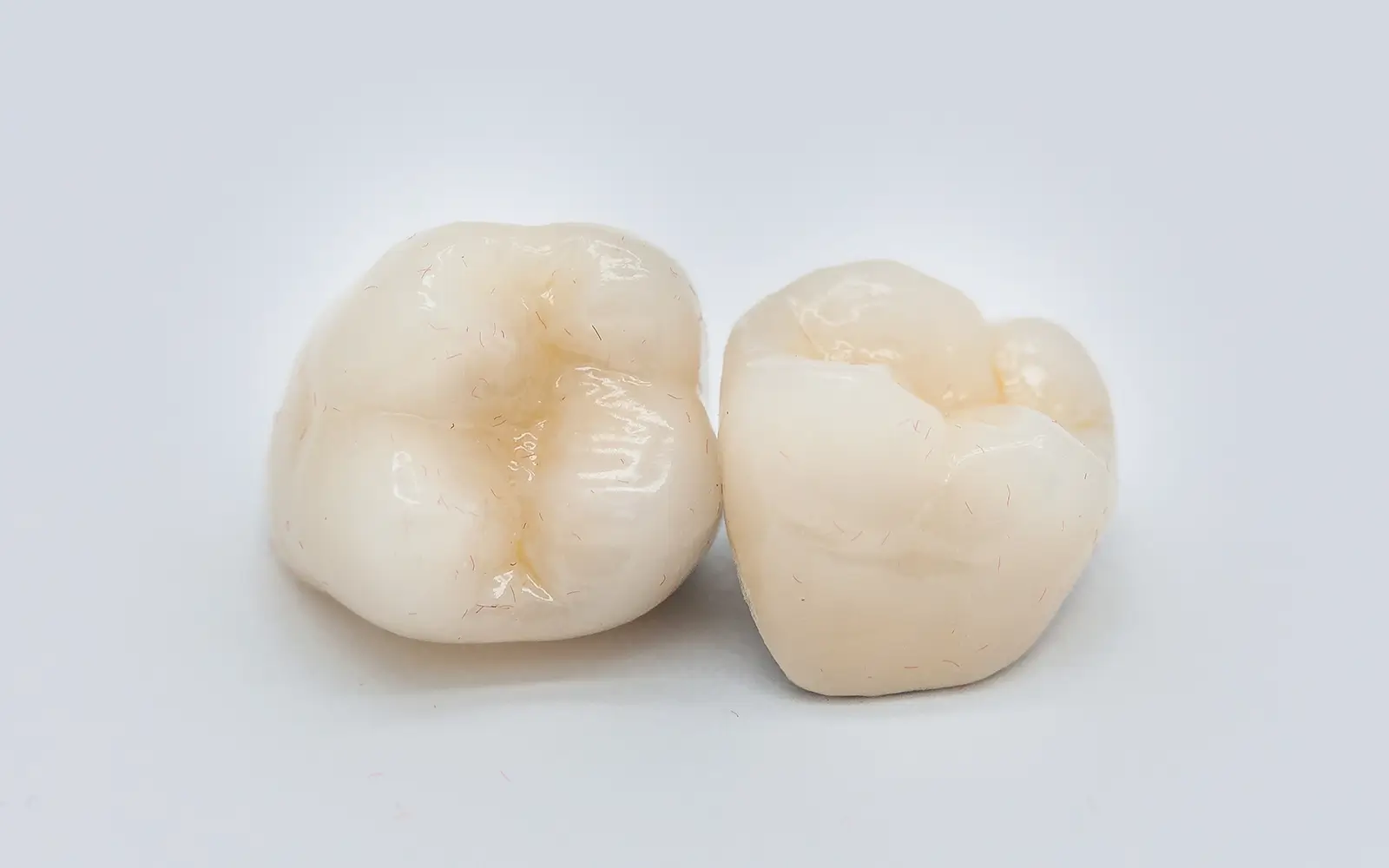 ジルコニア単体：強い咬合力がかかる部位に対応できる高強度素材