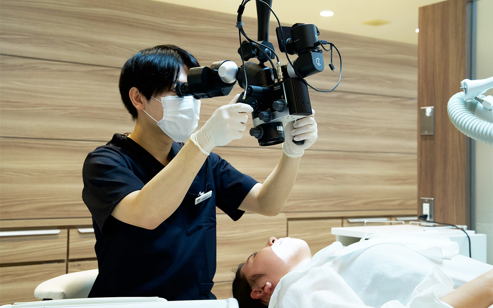 マイクロスコープを使った精密な虫歯除去で再発を防ぐ