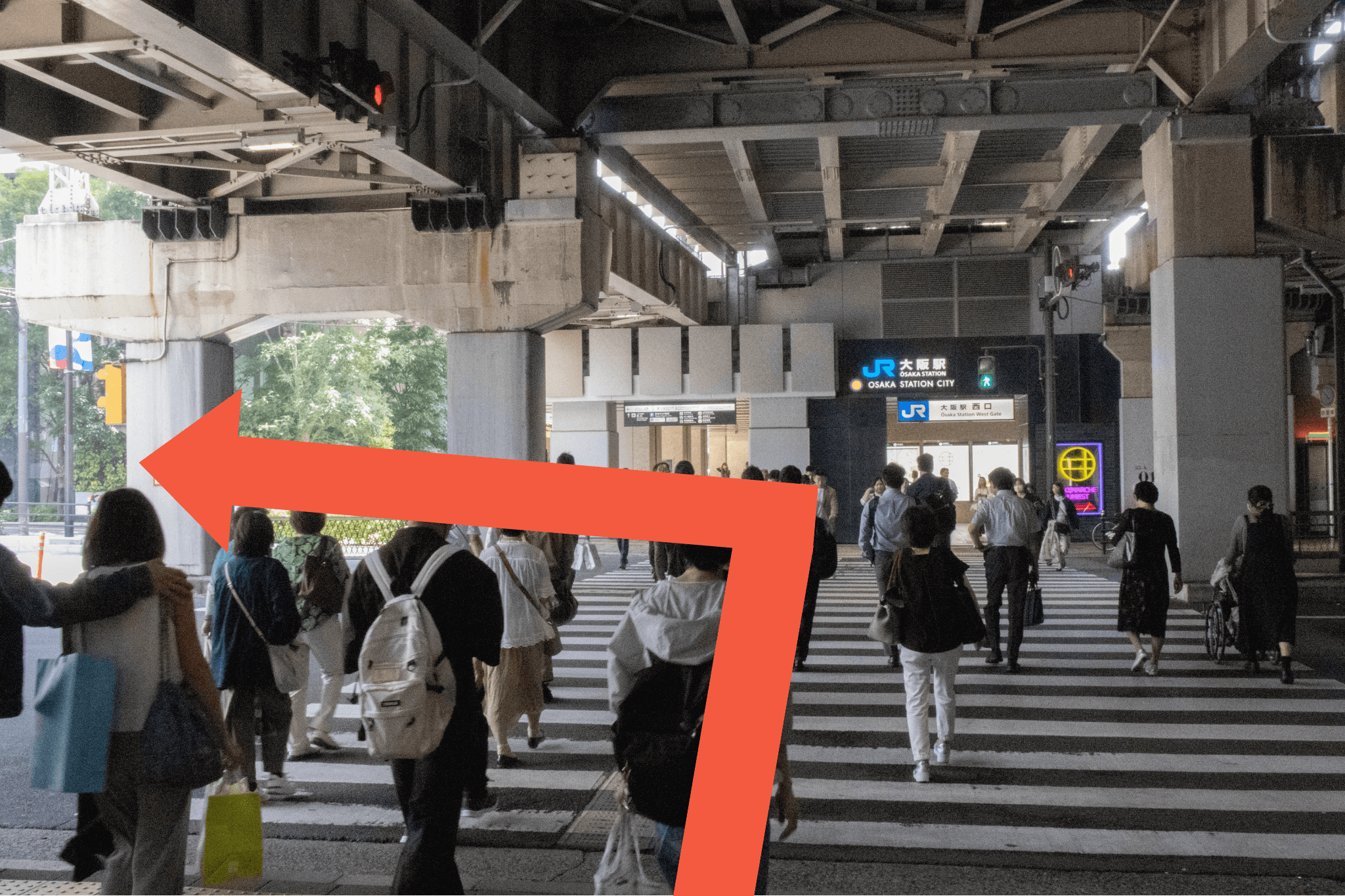 信号を渡り、大阪駅西口手前を左に進みます。