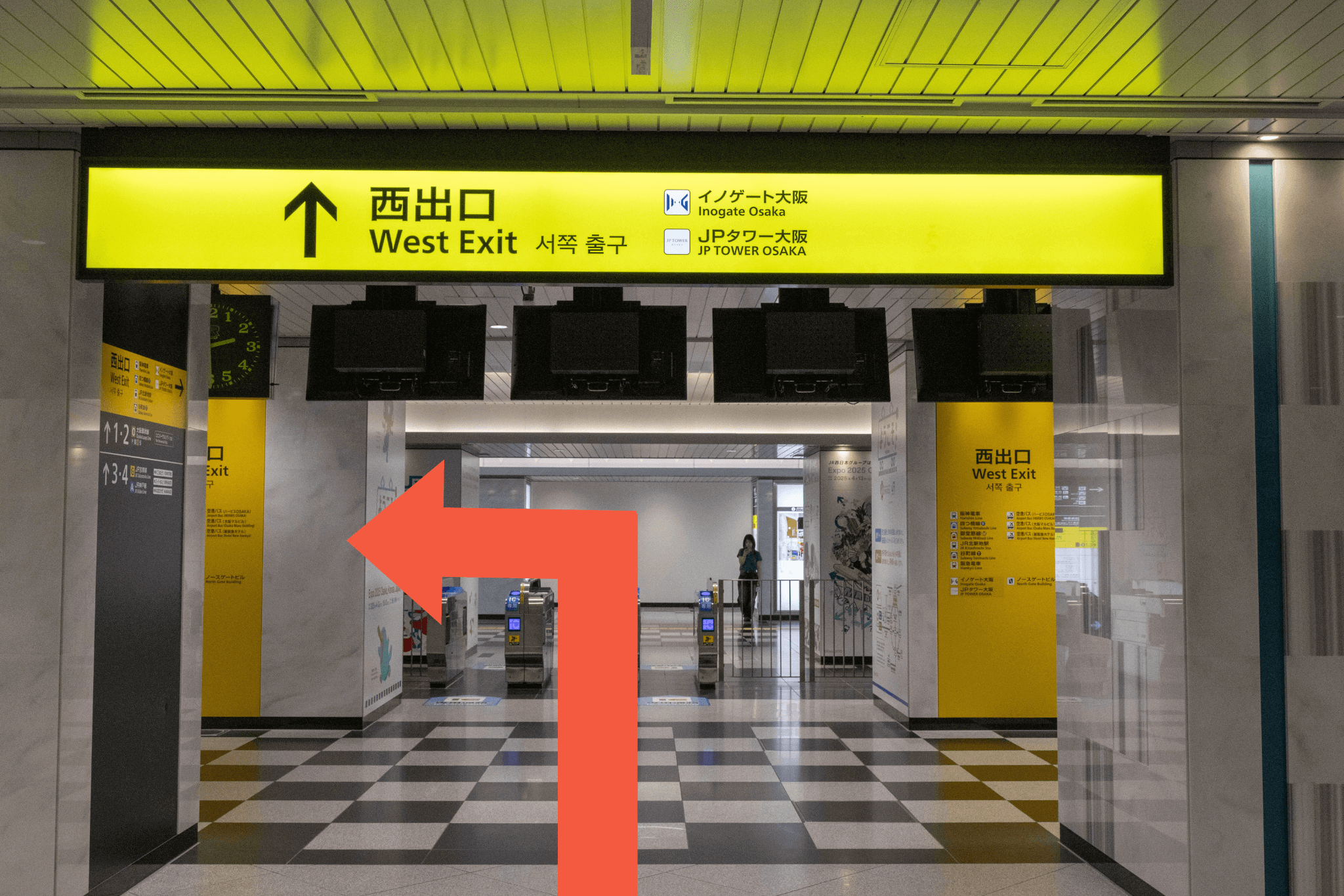 西出口改札を出て左に進みます。