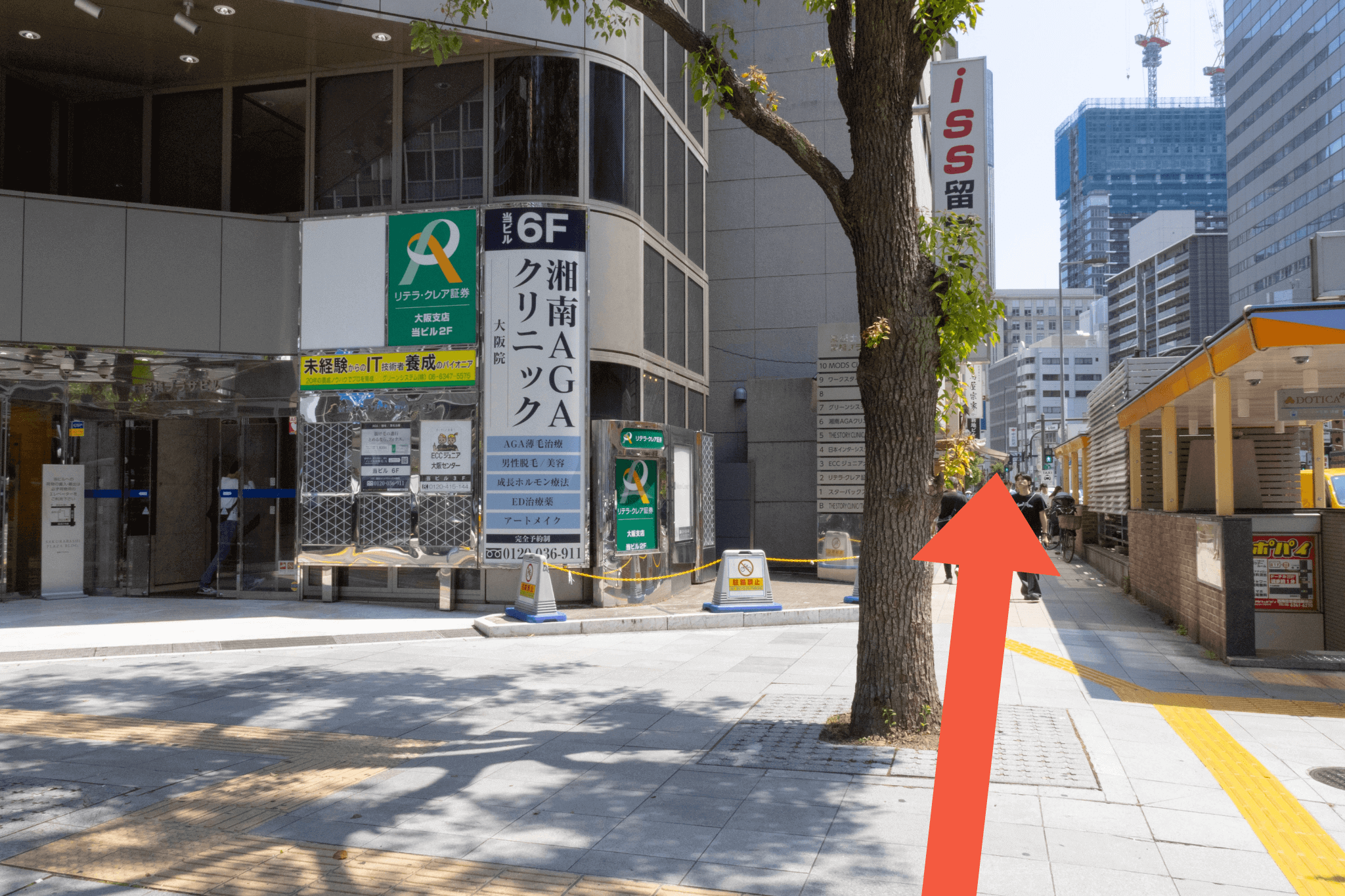 北新地駅への地下入り口を右手に、直進します。