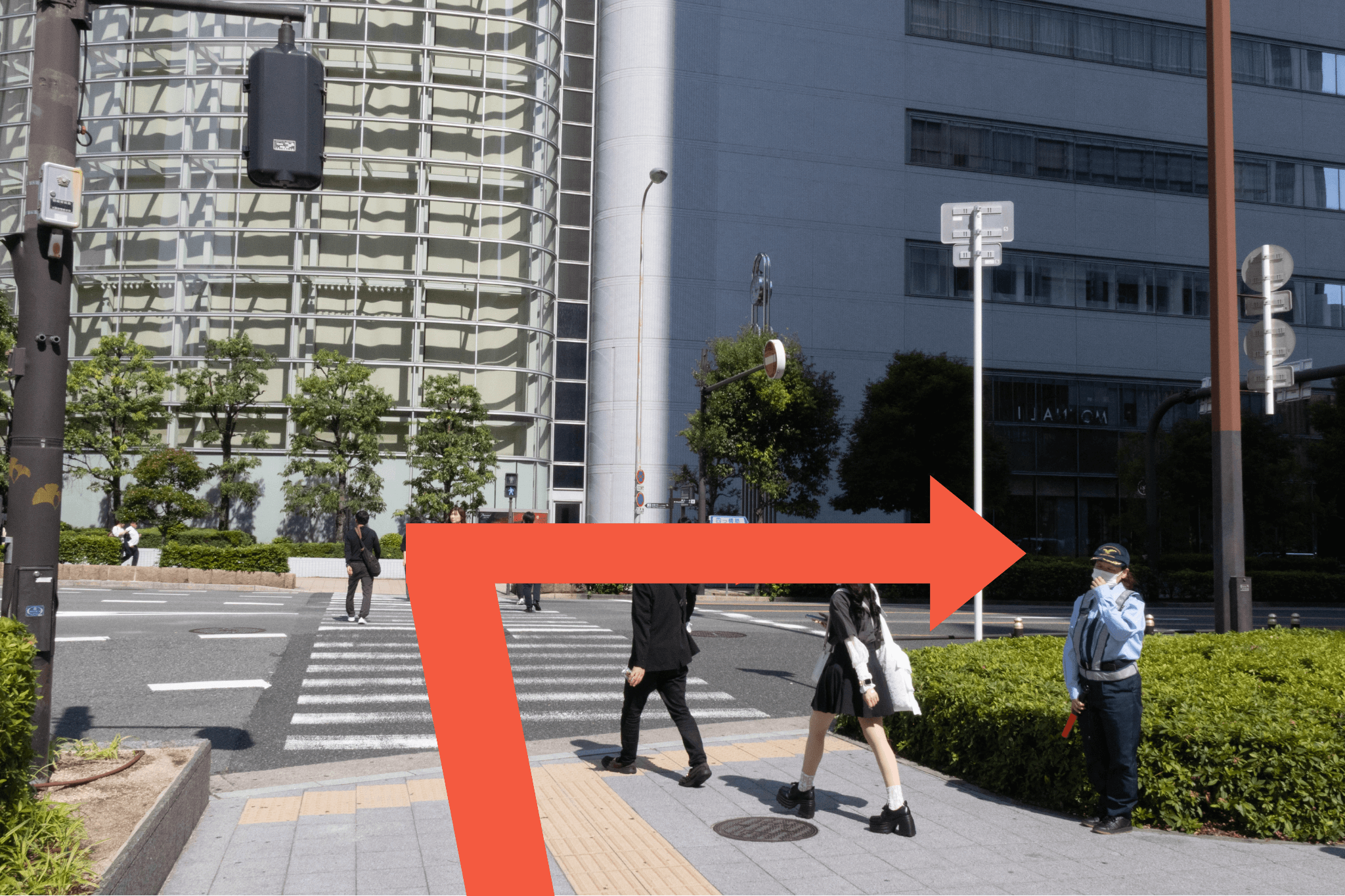 また横断歩道が出てくるので、渡って右に進みます。