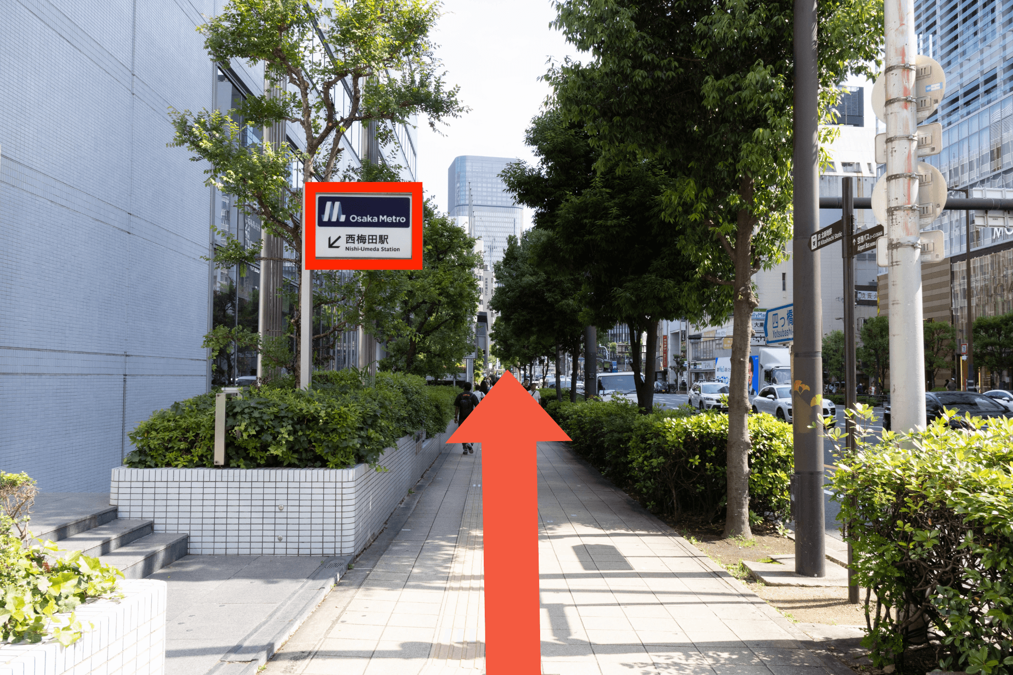西梅田駅の看板を左手に見つつ、しばらく直進します。