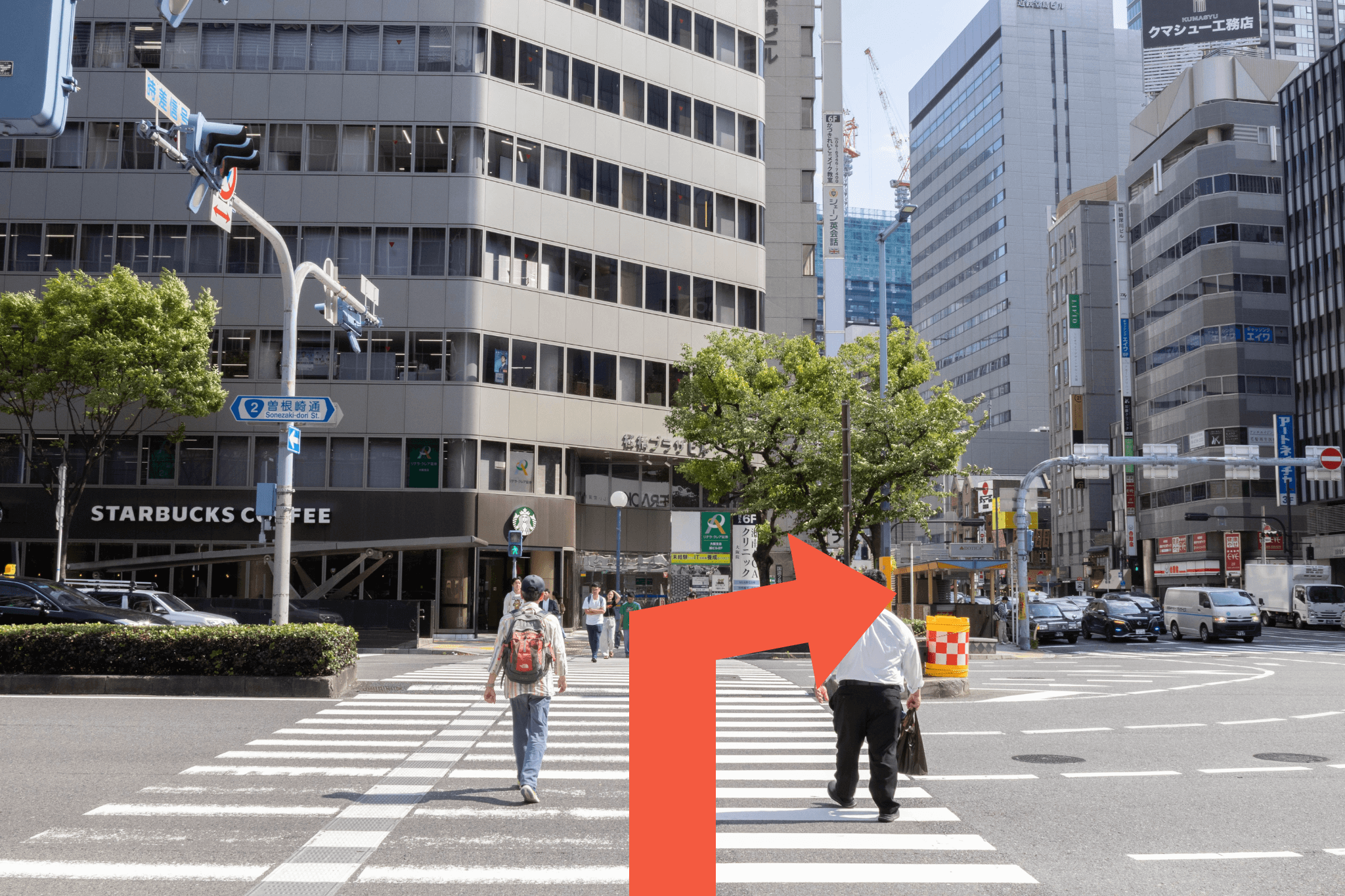 横断歩道の先のスターバックスを目印に、右へ進みます。