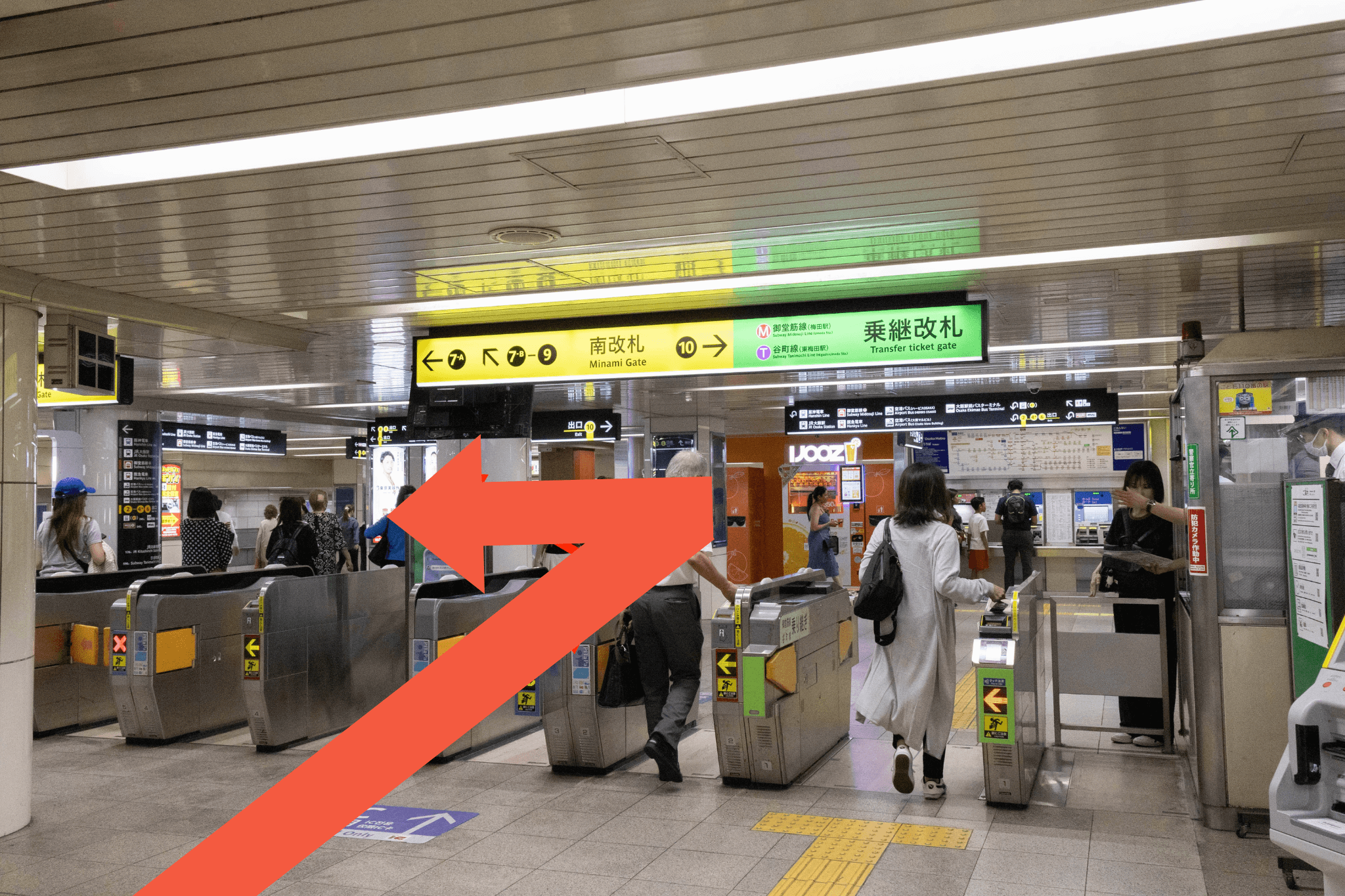 西梅田駅南改札を出て、左に進みます。