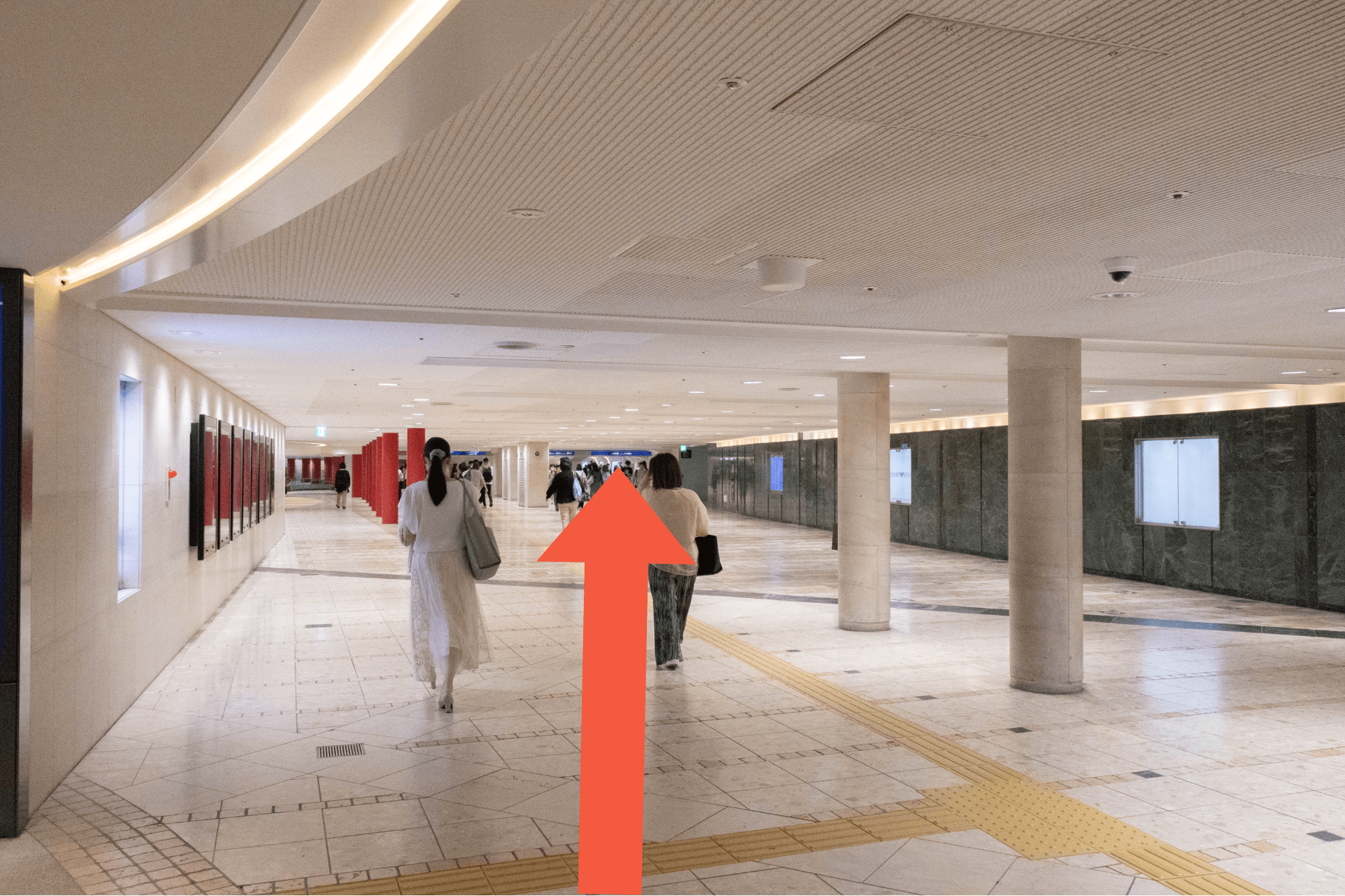 地下道を３０mほど直進します。
