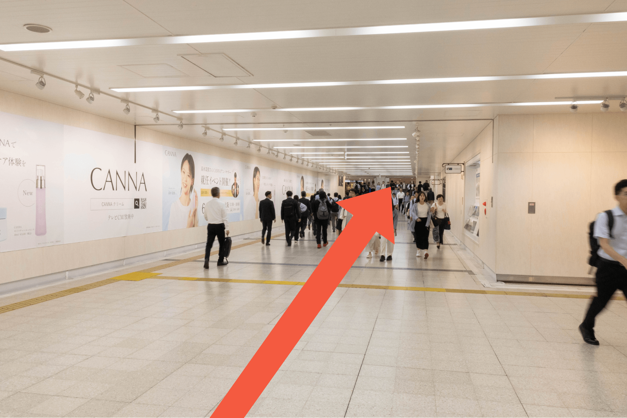 階段を降りるとそのまま直進します。