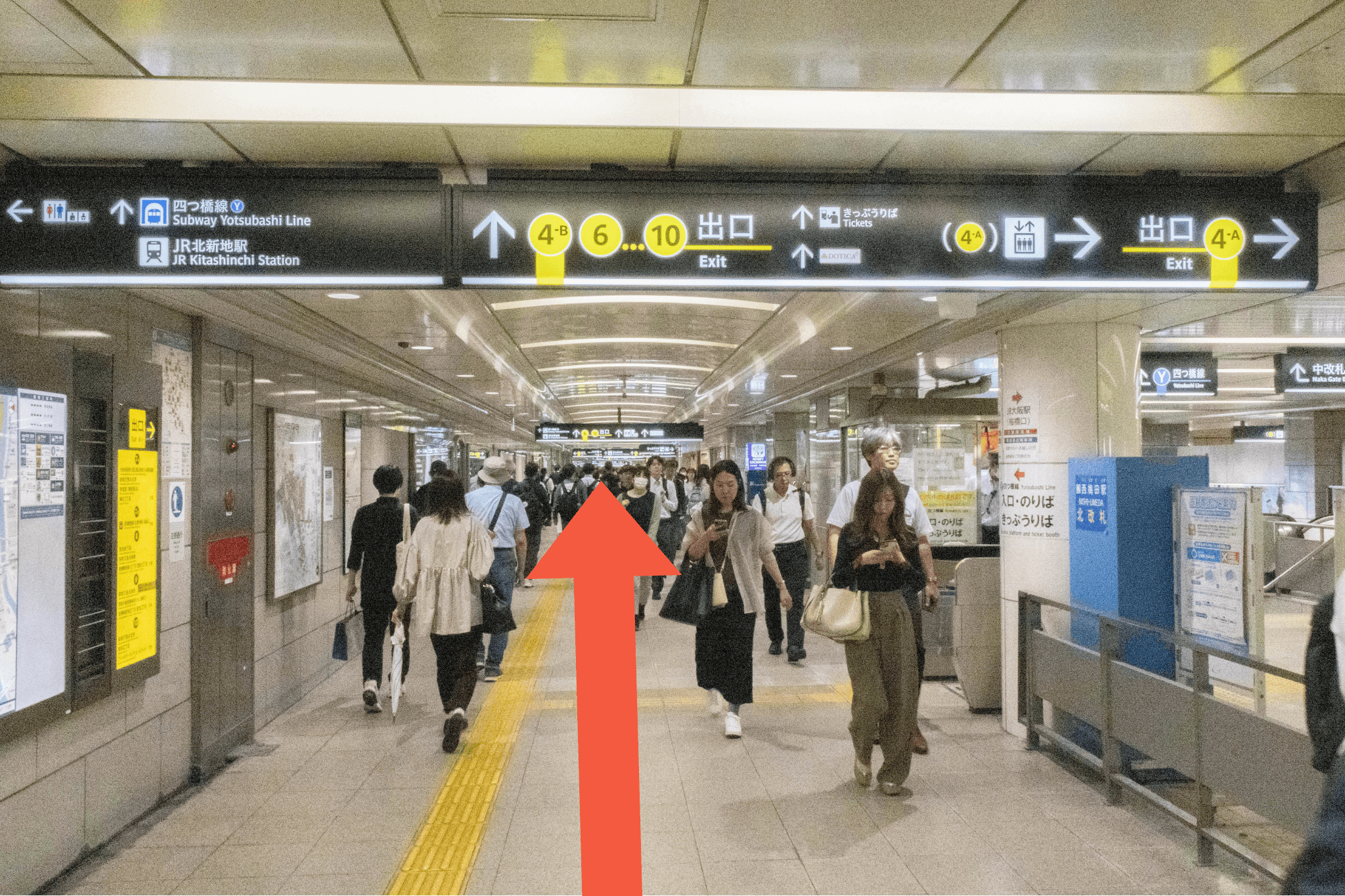西梅田駅の改札を右手に見ながら、しばらく直進します。