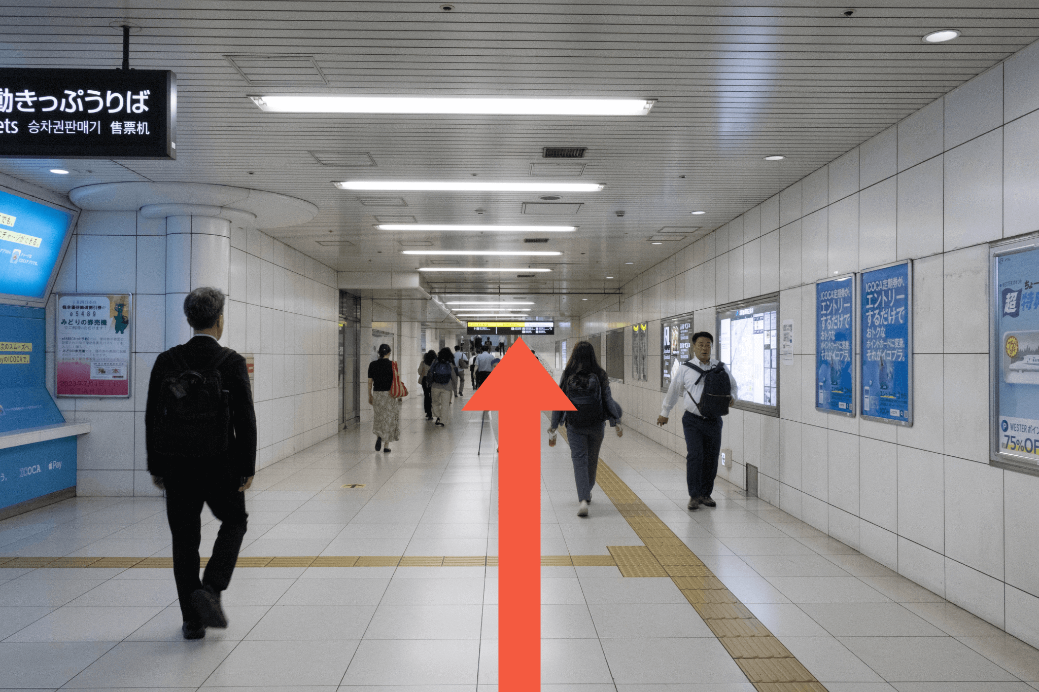 通路を直進し突き当たりまで進みます。