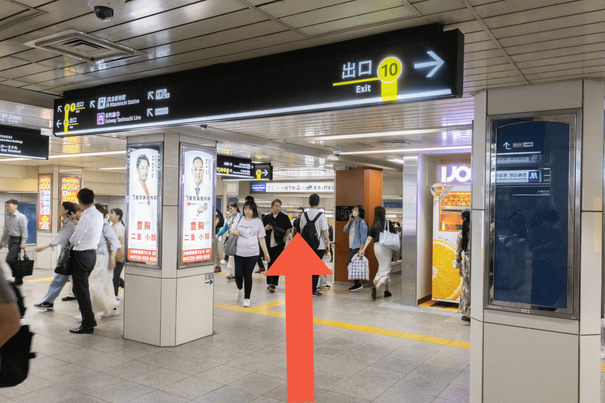 すぐ右側の通路へ進みます。