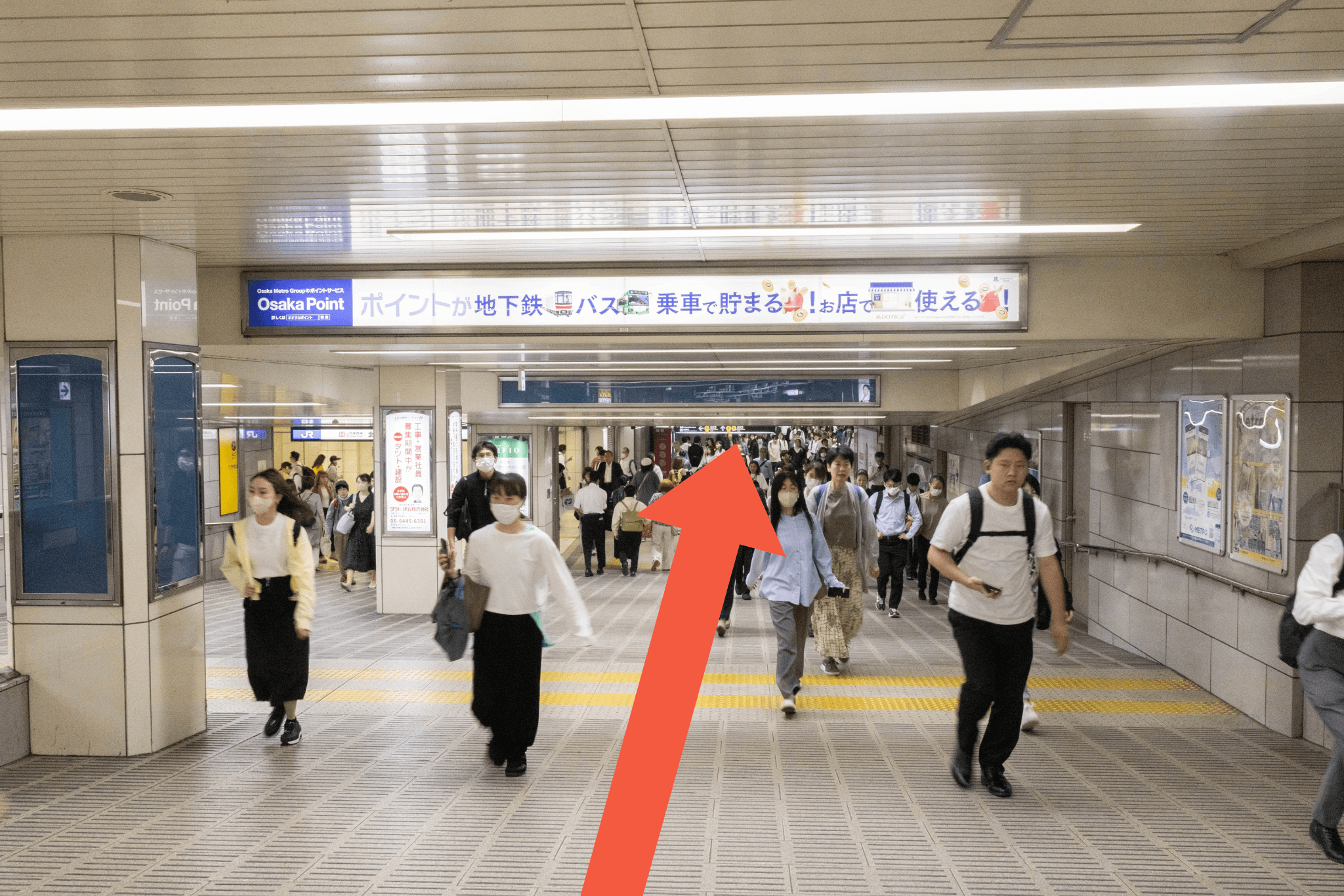 少し下り坂になっている通路を直進します。