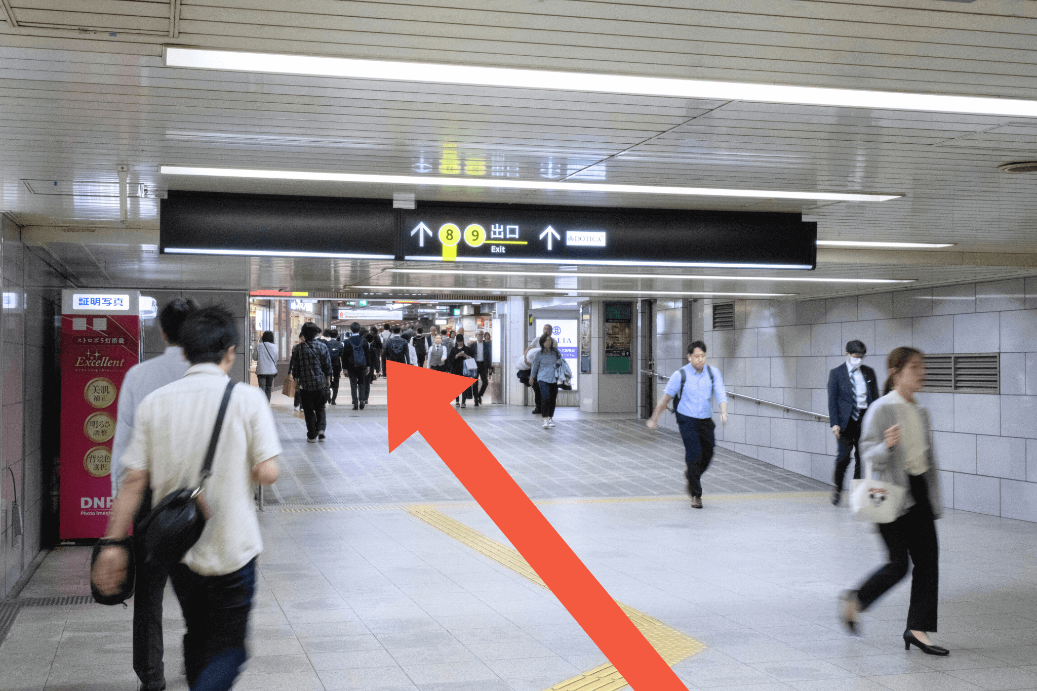 ８・９番出口方面へ直進します。
